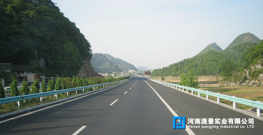 高速公路波形护栏的主要性.jpg