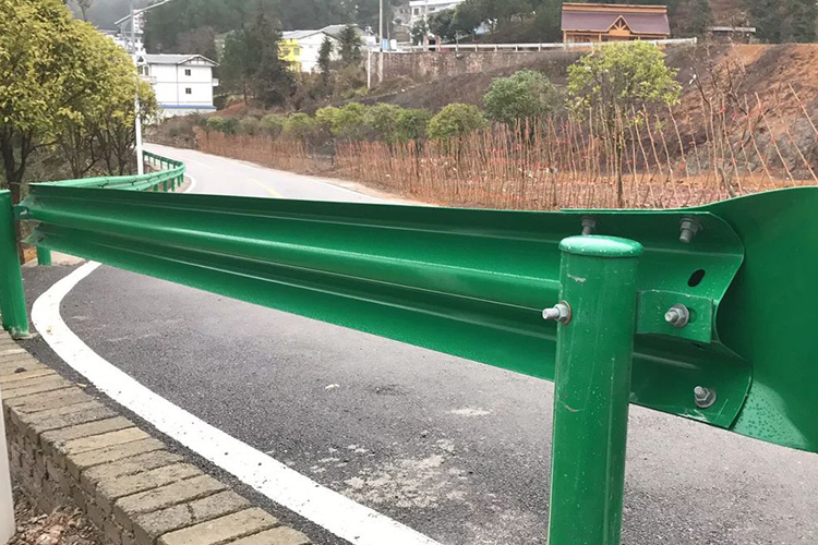 公路波形防护栏