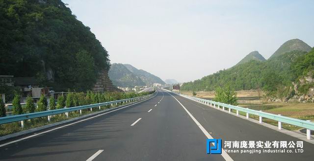 高速公路波形护的作用.jpg