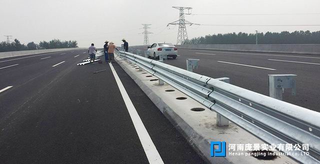 公路波形防撞护栏.jpg