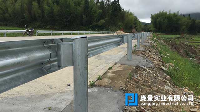 墟落公路波形护栏防阻块.jpg