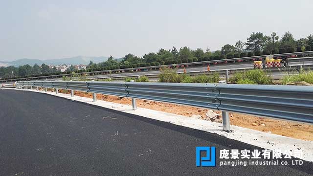 高速公路波形护栏.jpg