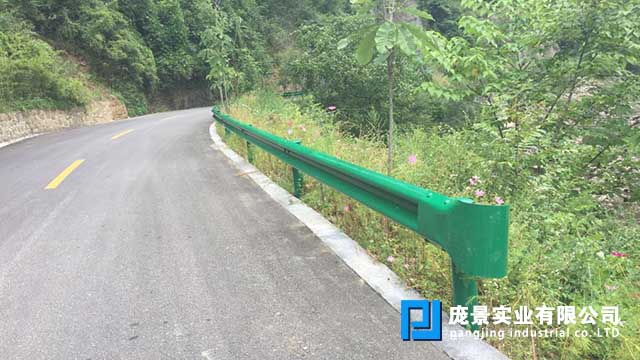 墟落公路波形护栏.jpg