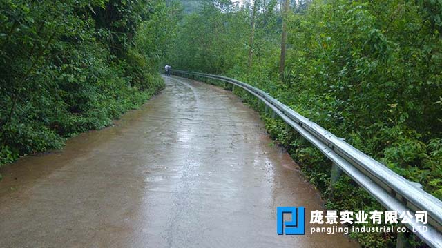 墟落公路护栏.jpg